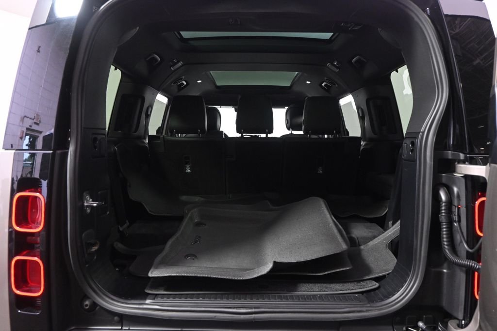 Used 2023  Land Rover X-Dynamic SE image 17