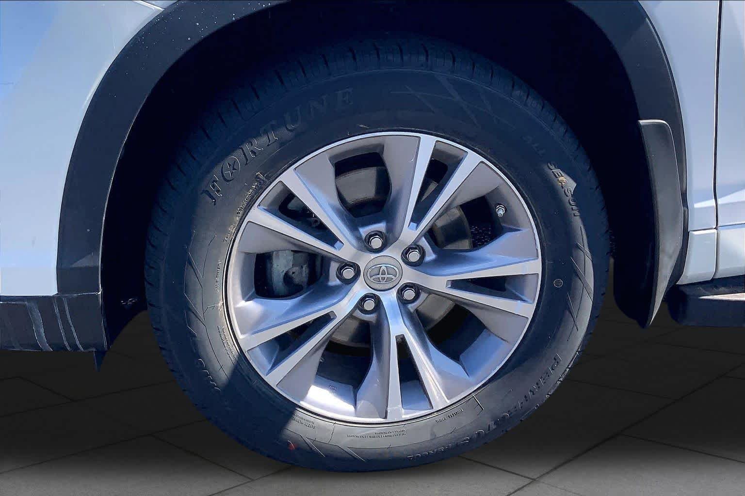 Used 2015 Blizzard Pearl Toyota XLE image 11