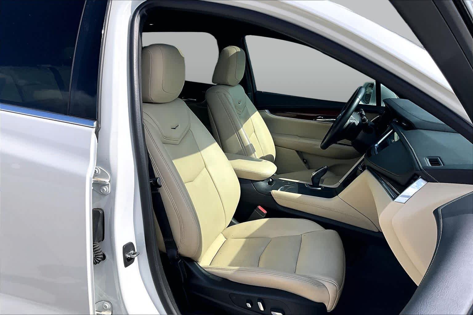 Used 2017 Crystal White Tricoat Cadillac Luxury FWD image 9