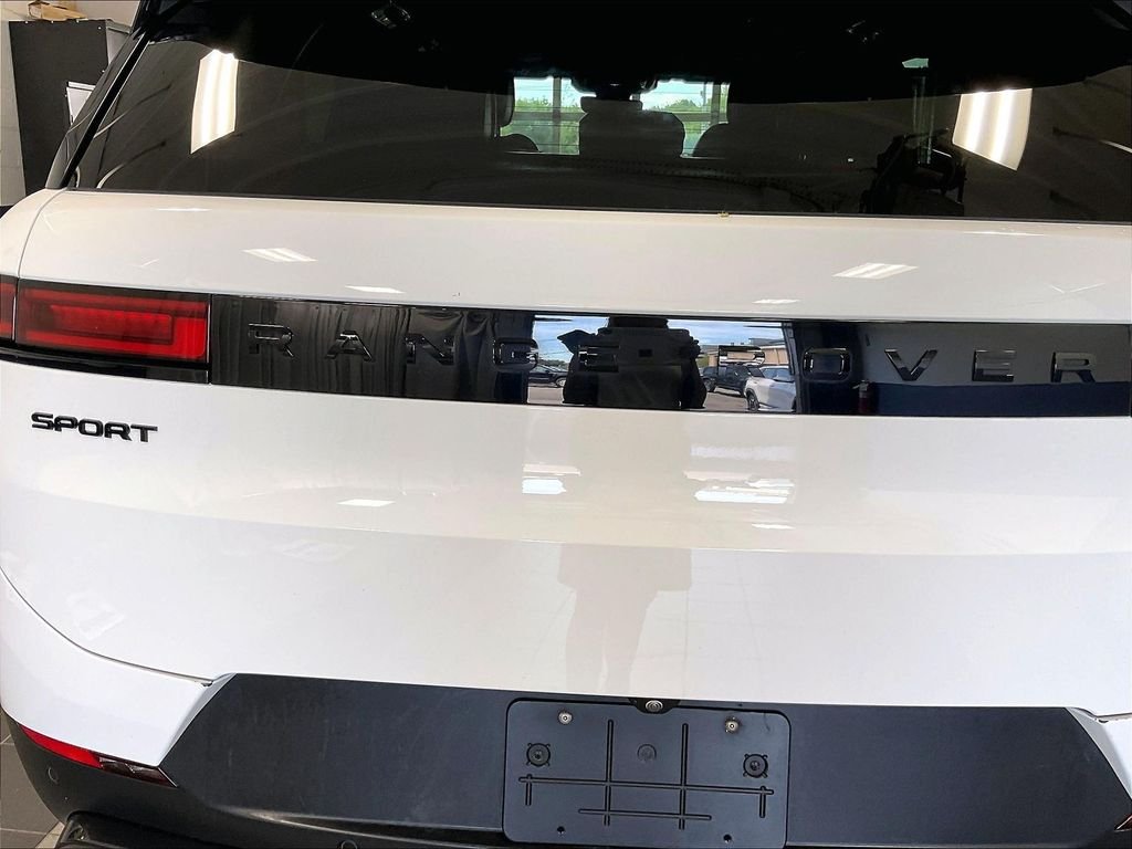 Used 2025 White Land Rover SE image 28