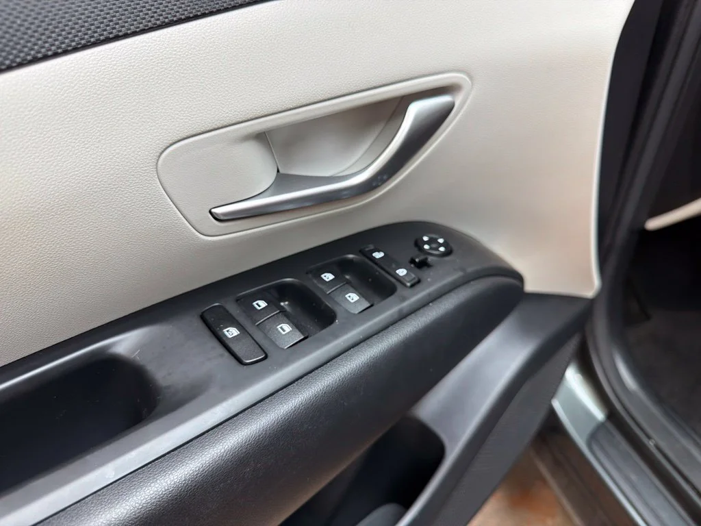 Used 2023 Amazon Gray Hyundai SEL image 24