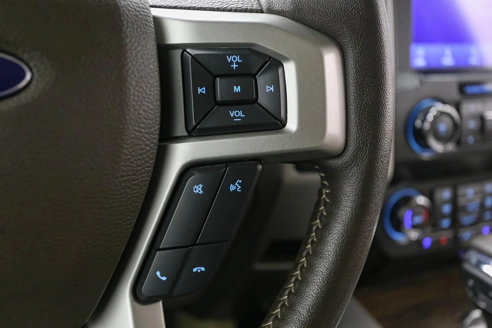 Used 2020 Silver Spruce Ford LARIAT image 36