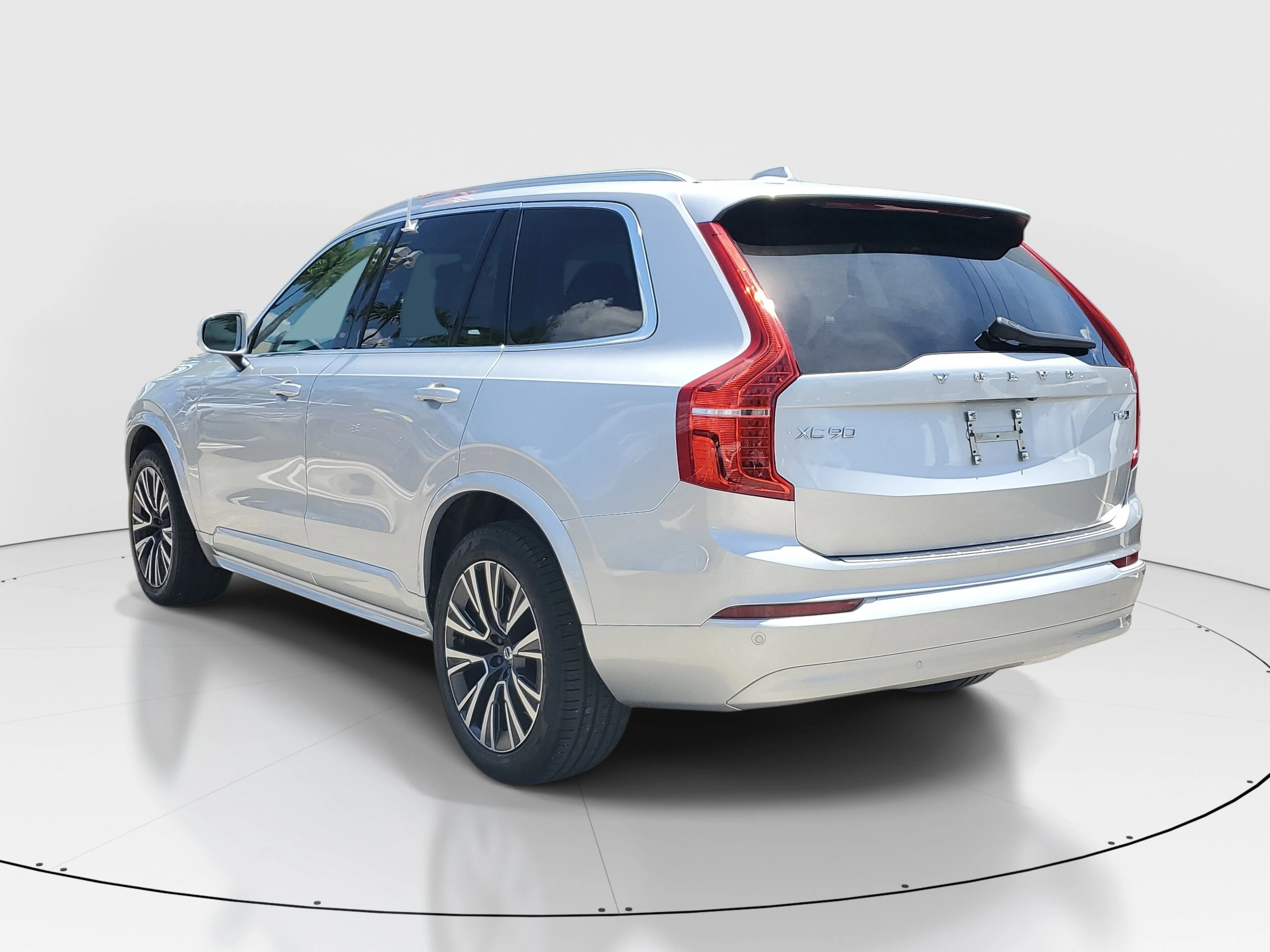 Used 2022 Bright Silver Metallic Volvo T6 Momentum image 5