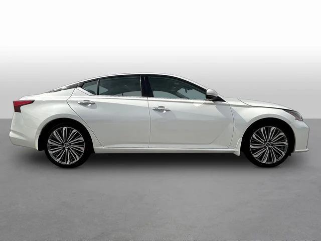 Used 2025 White Nissan 2.5 SL image 8
