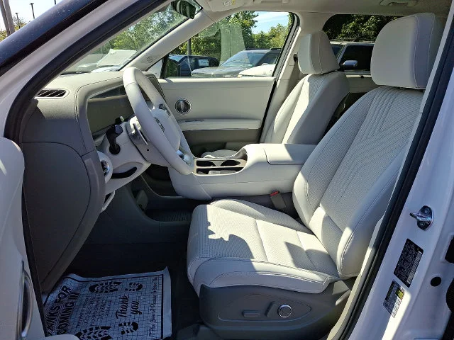 New 2027 White Hyundai SEL image 9