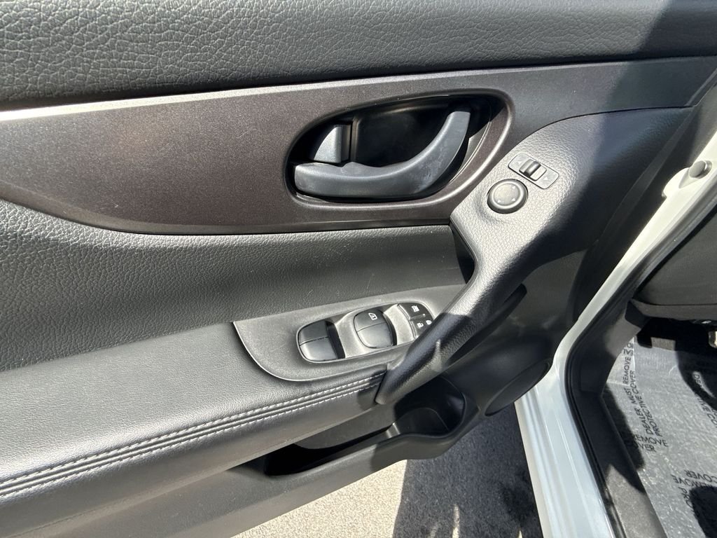 Used 2018 White Nissan S image 13