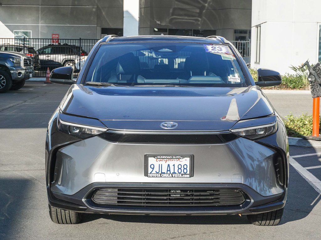 Used 2023  Toyota XLE image 2