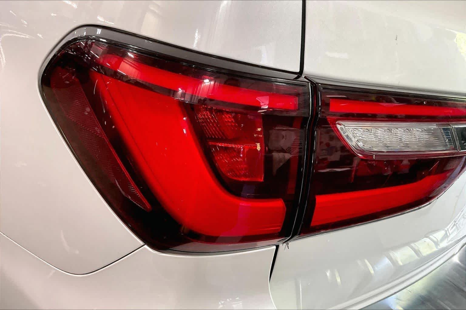 Used 2019 Moonstone White INFINITI LUXE image 29
