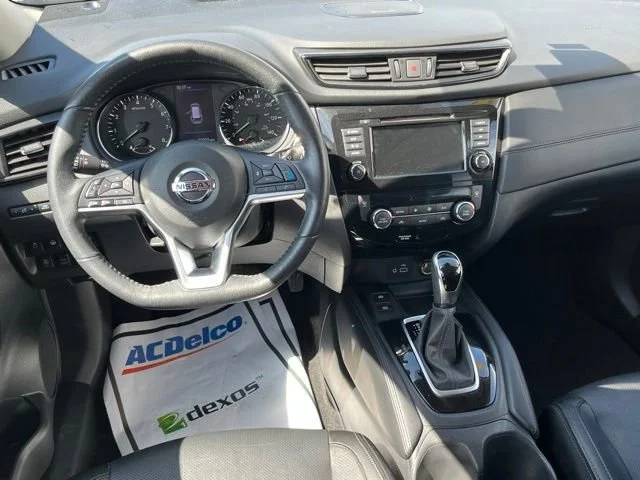 Used 2019 White Nissan SL image 18