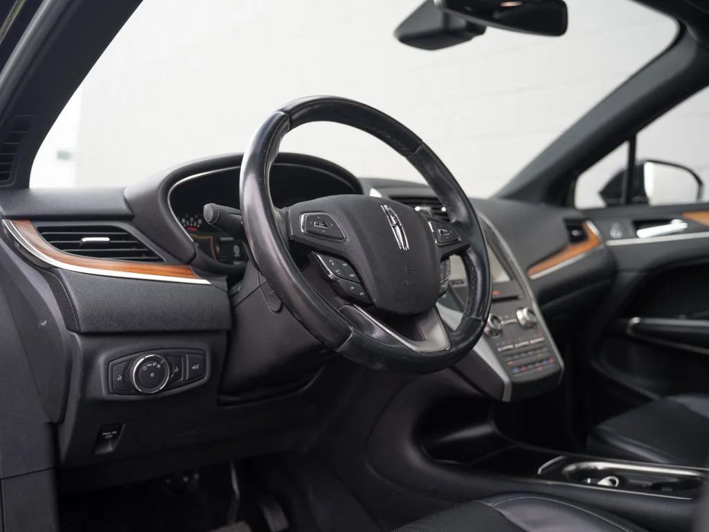 Used 2017 Black Lincoln Reserve image 4