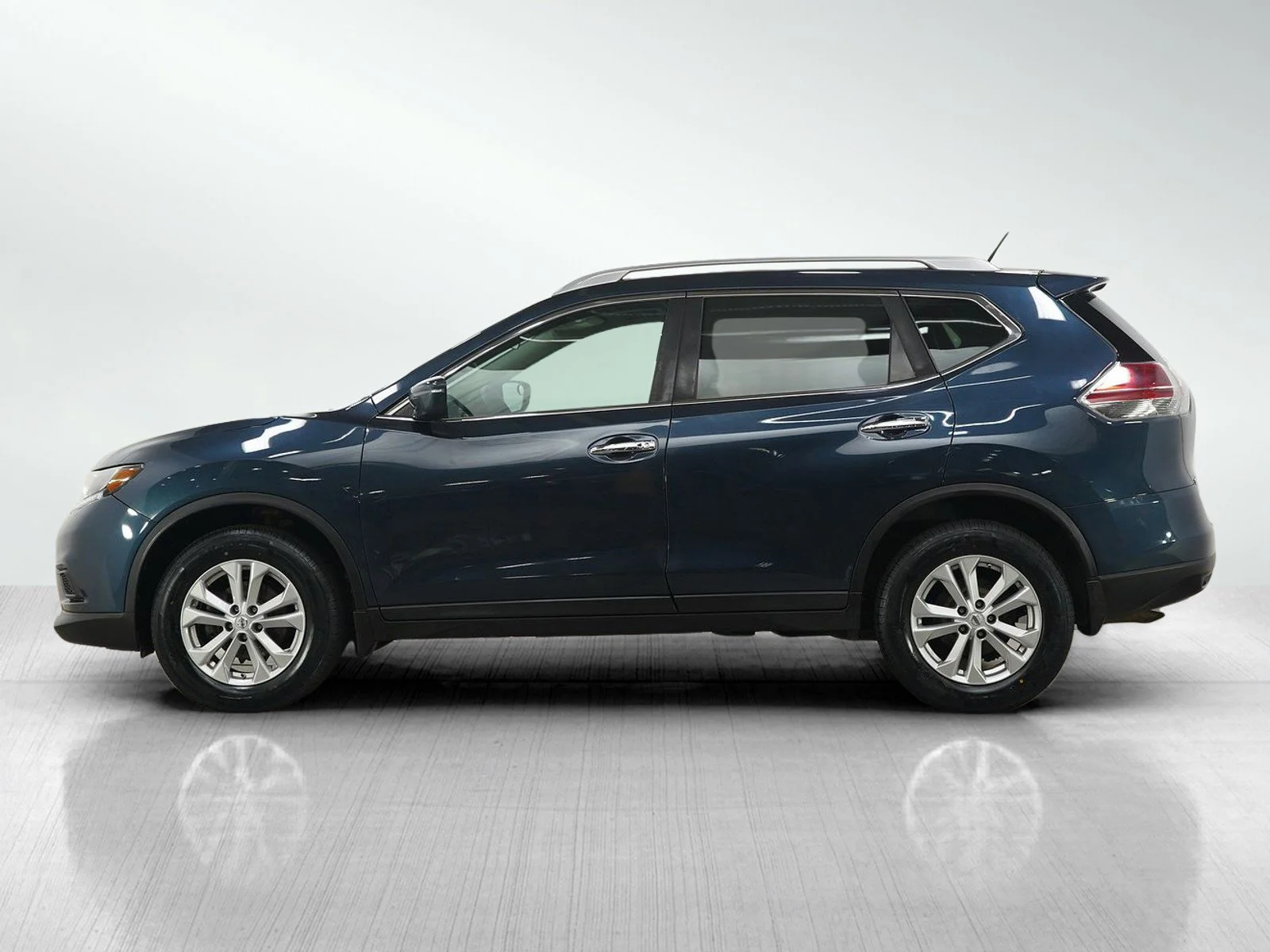 Used 2016 Nissan Rogue SV with VIN 5N1AT2MV1GC775425 for sale in Wayzata, Minnesota