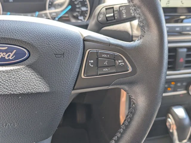 Used 2018 White Platinum Clearcoat Metallic Ford SE image 14