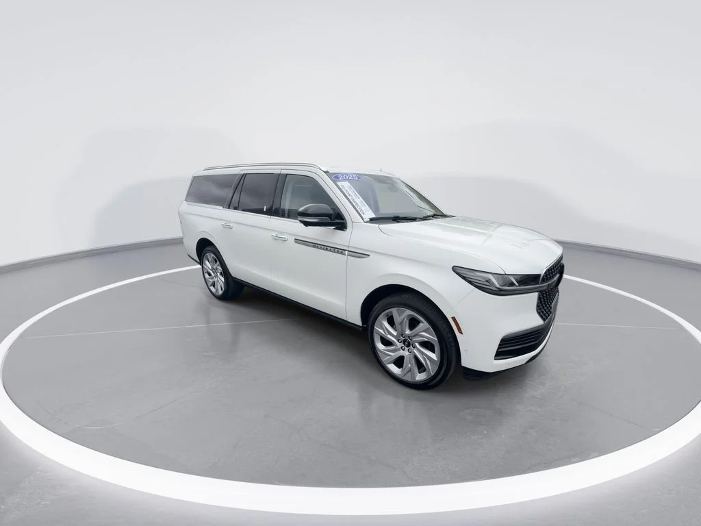 Used 2025 White Lincoln Reserve image 2
