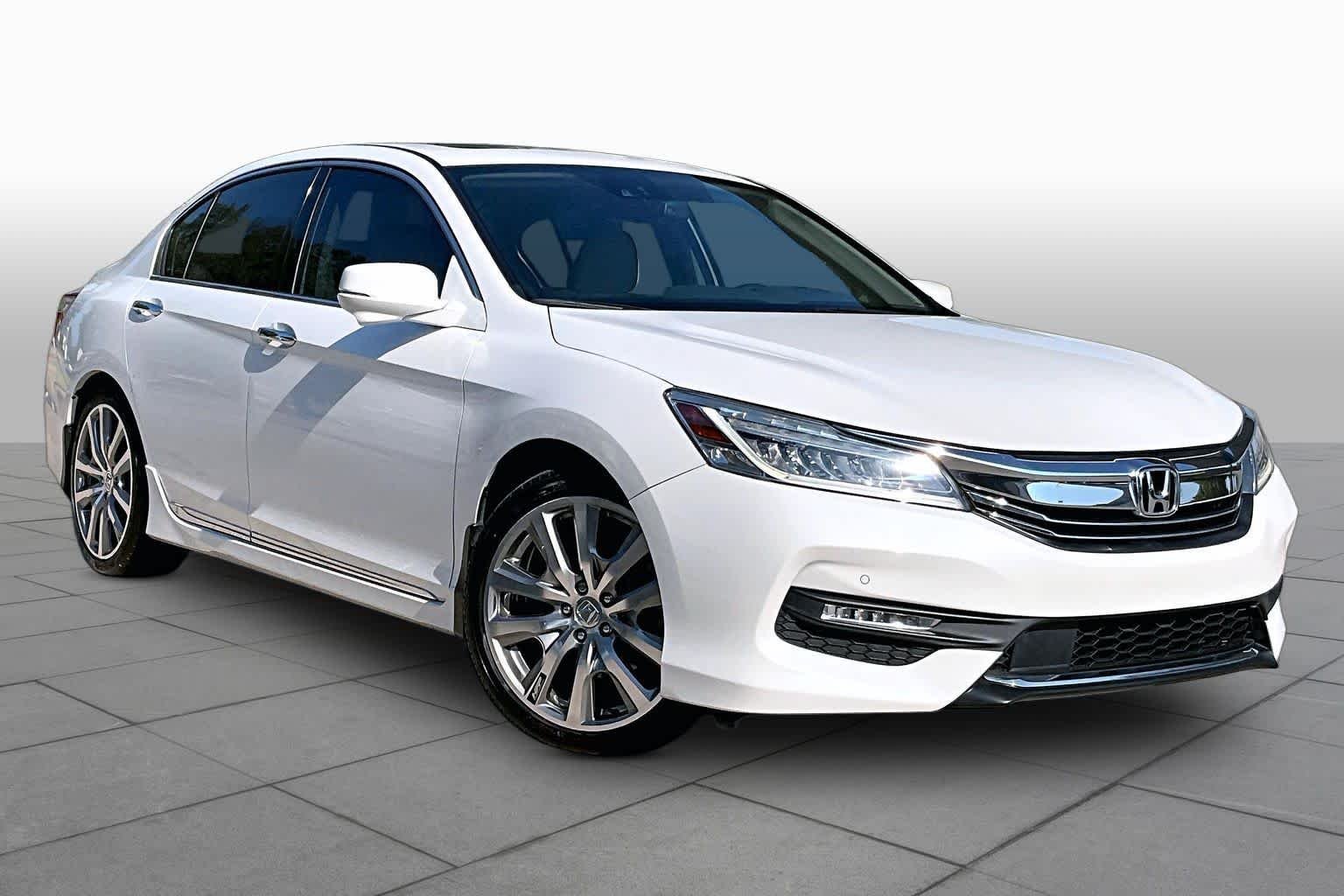 Used 2017 White Orchid Pearl Honda Touring image 3