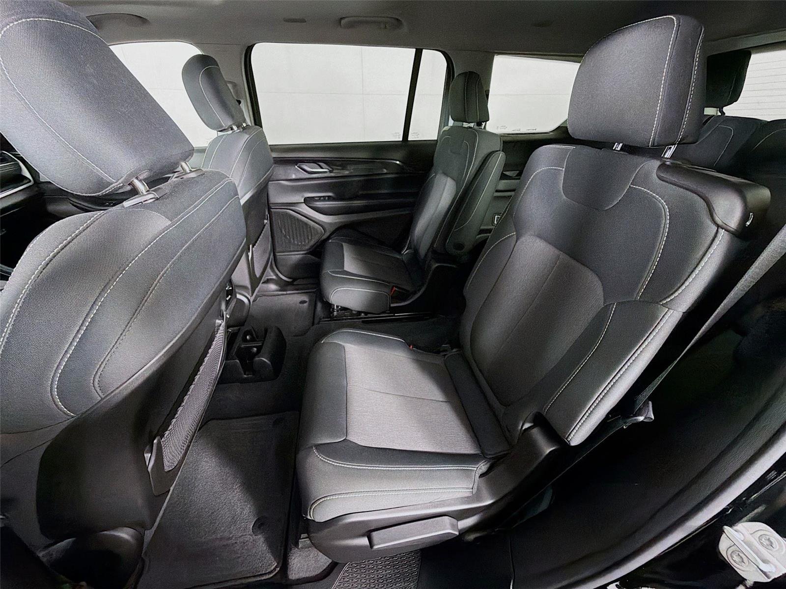 Used 2023  Jeep Laredo image 25