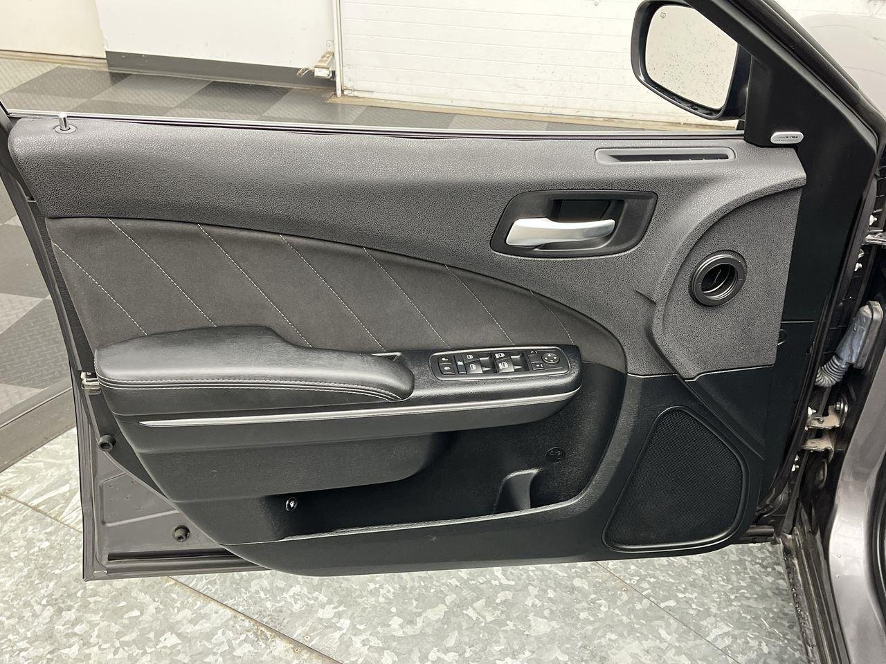 Used 2017 Granite Pearlcoat Dodge SXT image 6