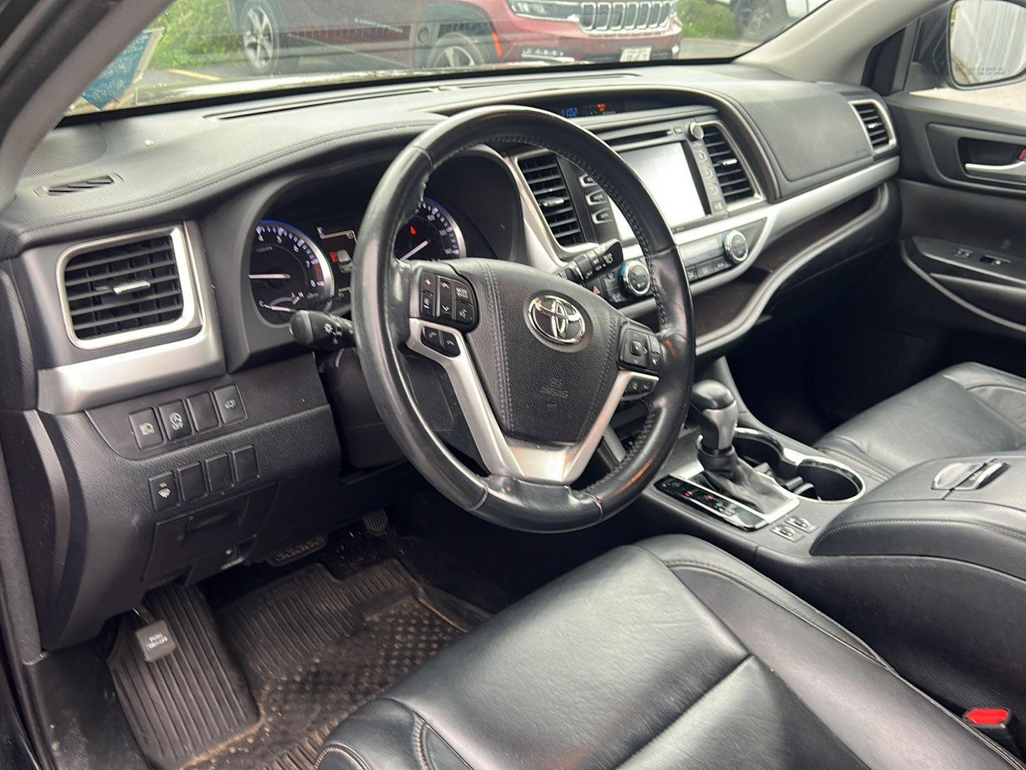 Used 2017 Midnight Black Metallic Toyota XLE image 4
