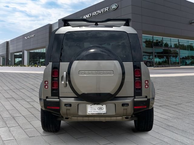 Used 2025 Gold Land Rover X-Dynamic SE image 4