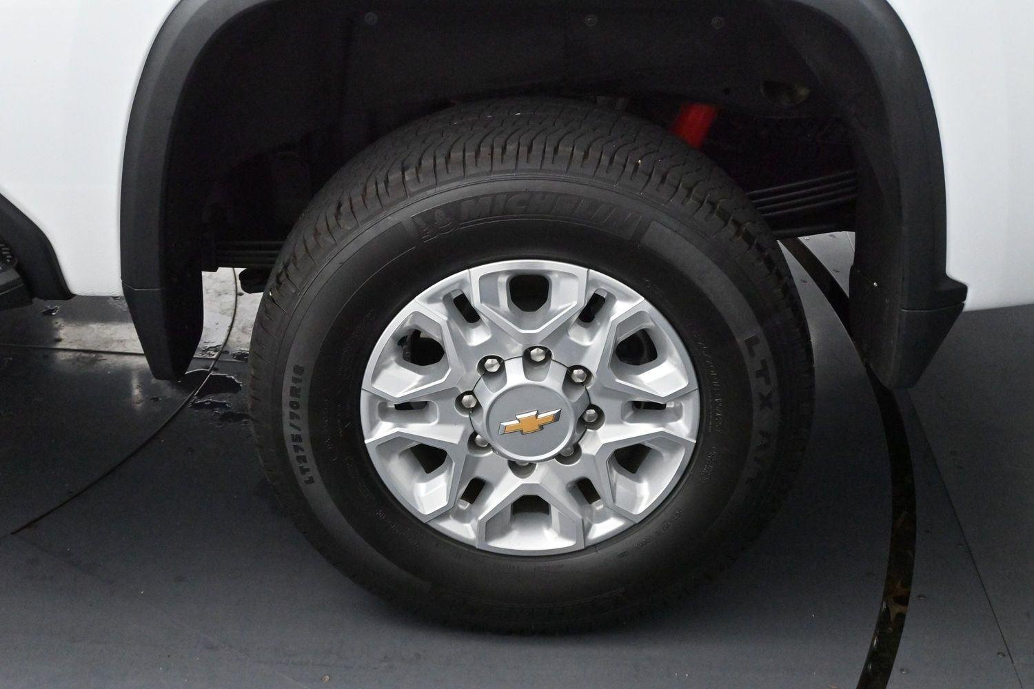 Used 2025 Summit White Chevrolet LT image 32