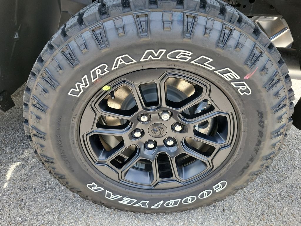 New 2026 Diamond Black Crystal Pearl-Coat Exterior Paint RAM Rebel image 6