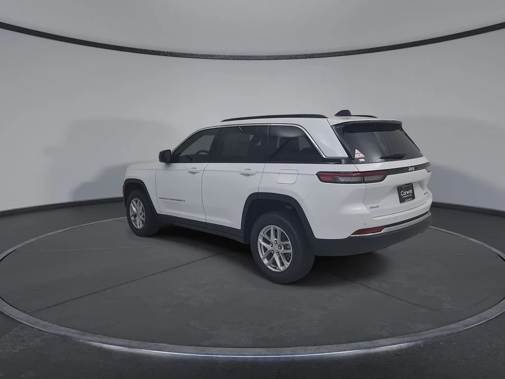 New 2026 Bright White Clear-Coat Exterior Paint Jeep Laredo X image 11
