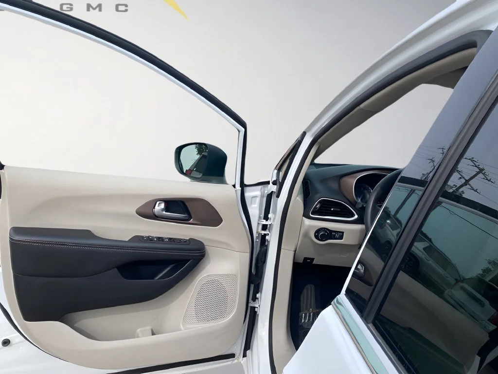 Used 2023 White Chrysler LX image 18