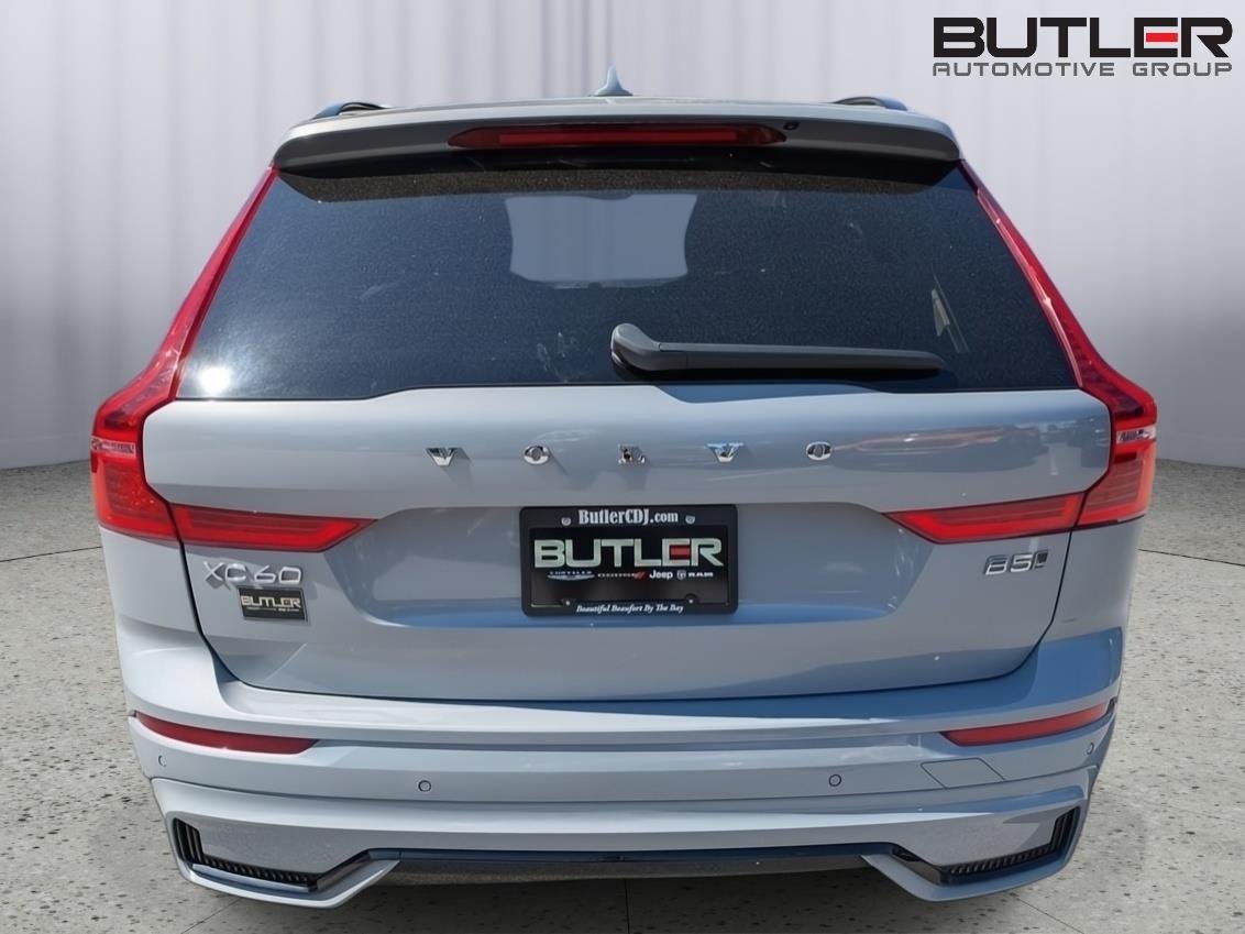 Used 2024 Vapour Grey Metallic Volvo Plus Dark Theme image 7