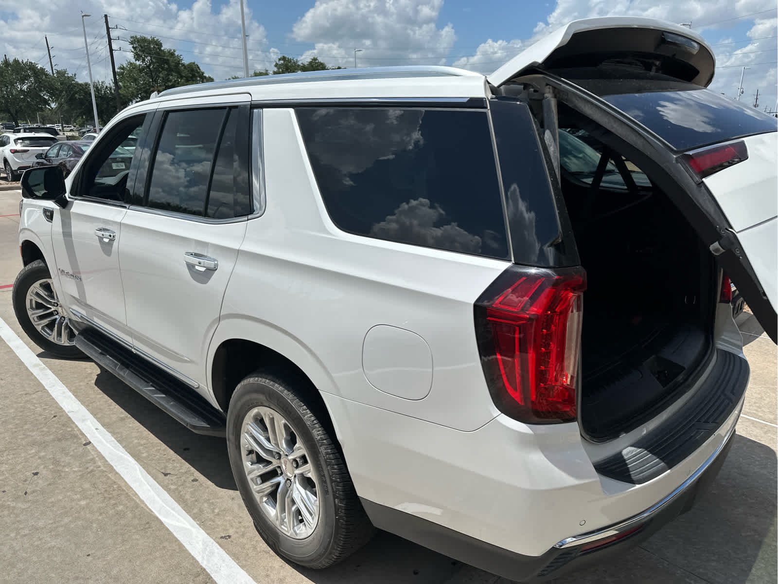 Used 2022 White Frost Tricoat GMC SLT image 14