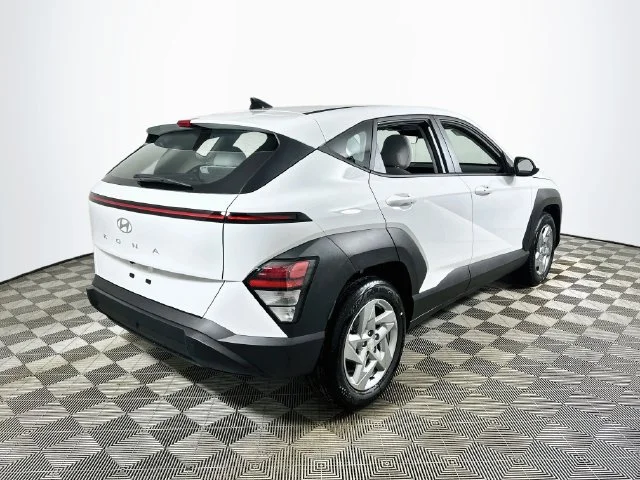 New 2027 White Hyundai SE image 3