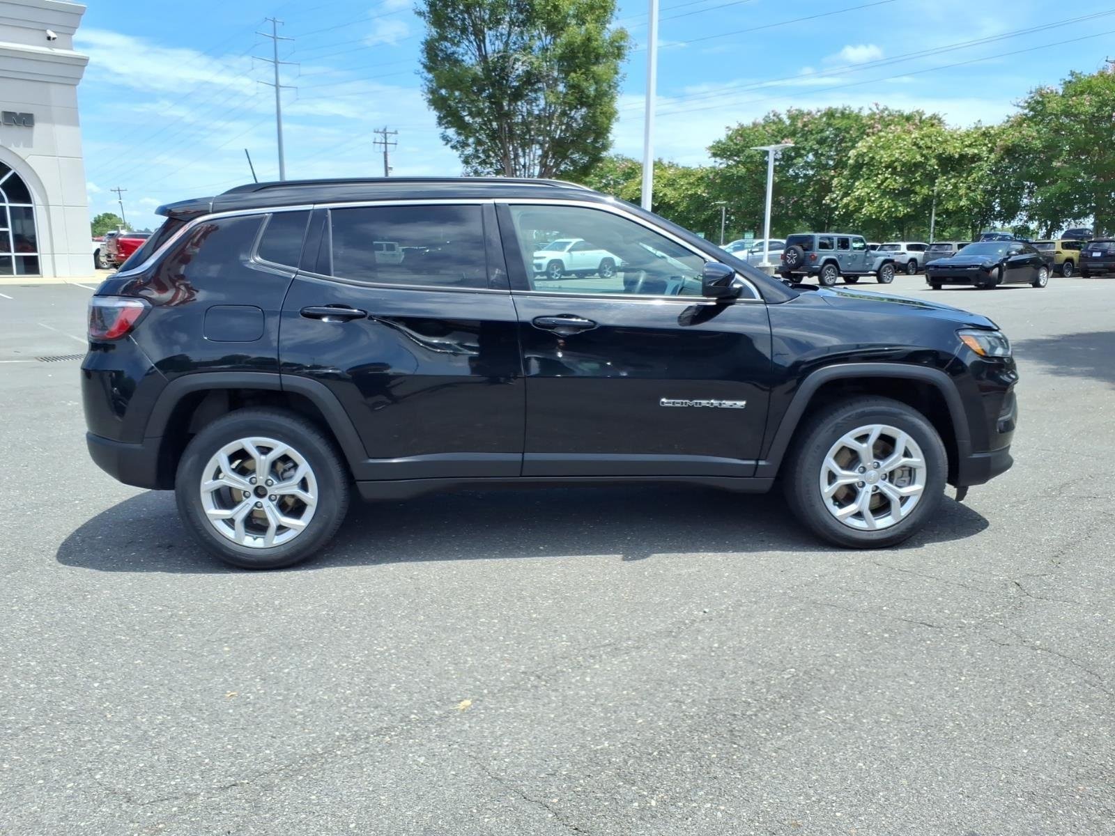 Used 2024 Diamond Black Crystal Pearlcoat Jeep Latitude image 9