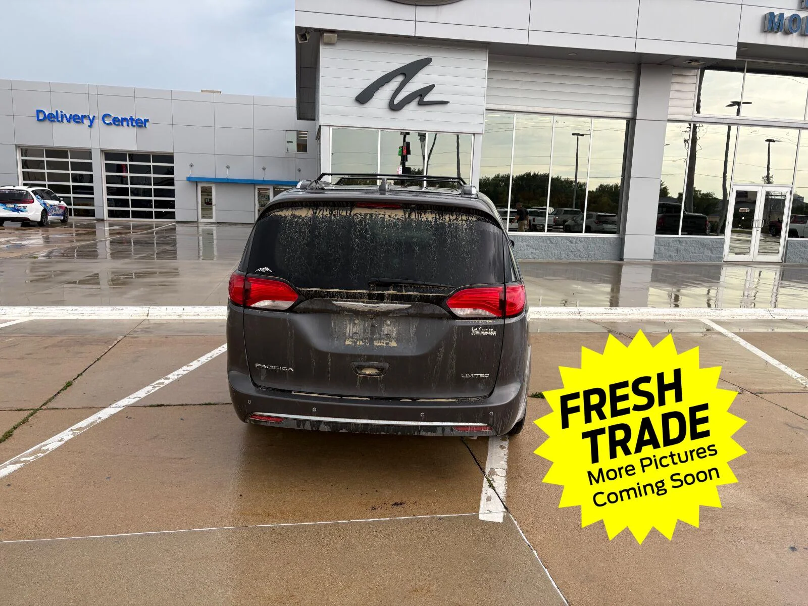 Used 2018 Granite Crystal Metallic Clearcoat Chrysler Limited image 5