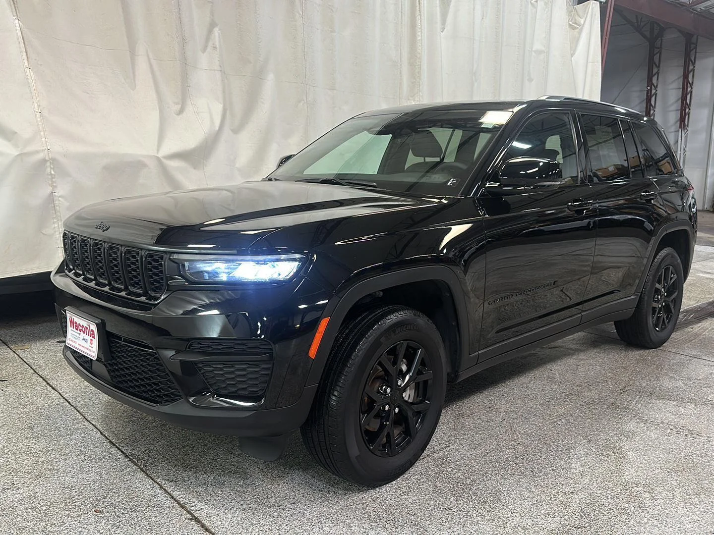 Used 2025 Diamond Black Crystal Pearlcoat Jeep Altitude image 5