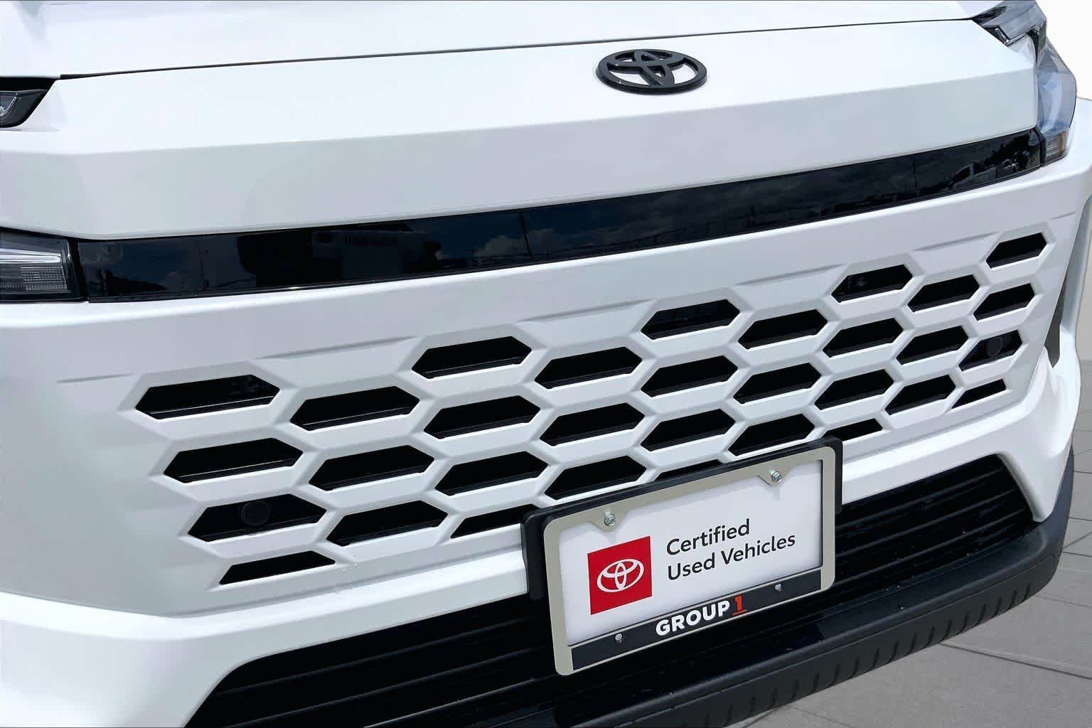 Used 2026 Ice Cap Toyota XLE Premium image 29
