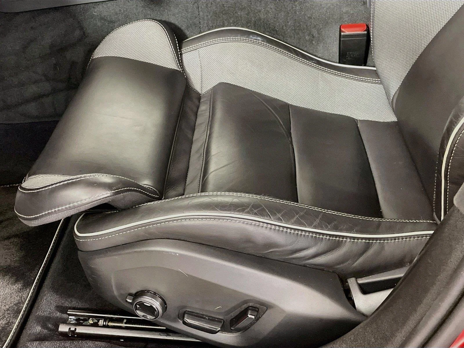 Used 2019 Fusion Red Metallic Volvo R-Design image 23