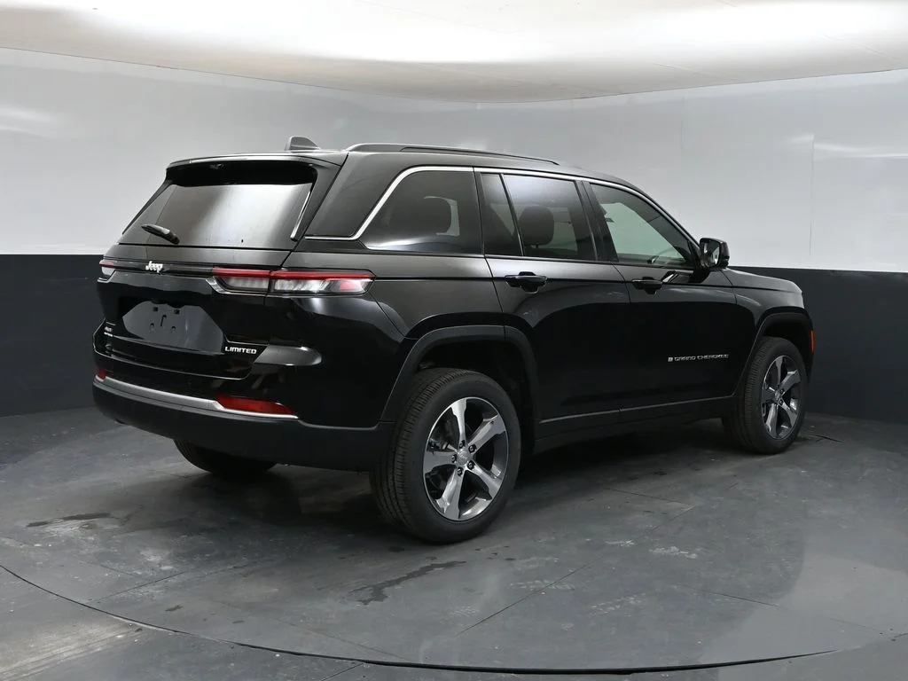 New 2026 Diamond Black Crystal Pearlcoat Jeep Limited image 2