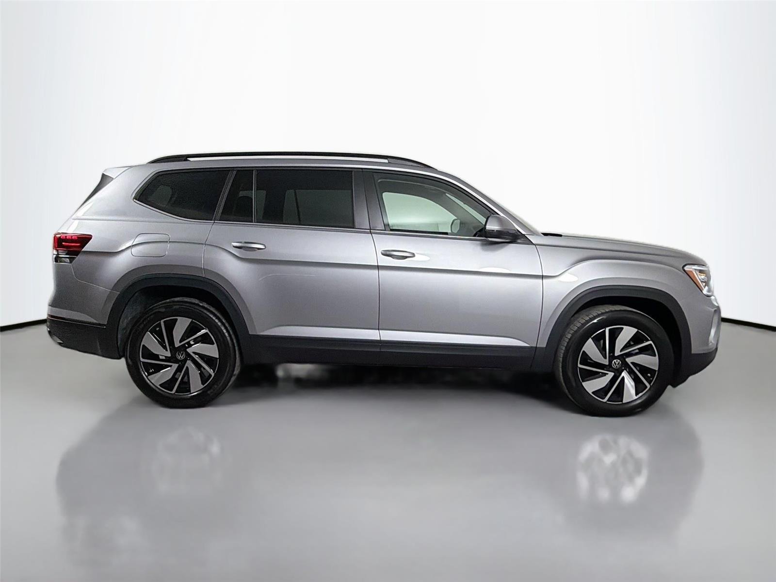New 2026 Silver Mist Metallic Volkswagen 2.0T SE w/Technology image 4