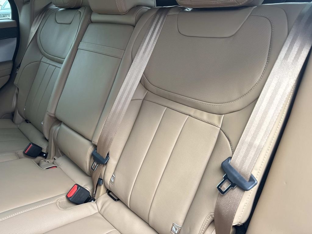 New 2026 Borasco Grey Land Rover SE image 15