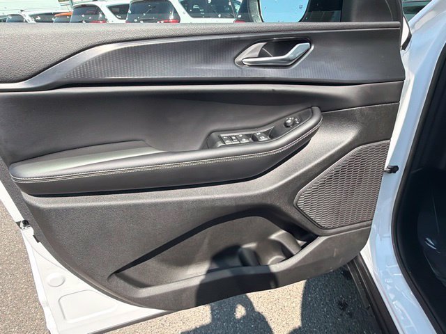 New 2026 Bright White Clear-Coat Exterior Paint Jeep Laredo image 17
