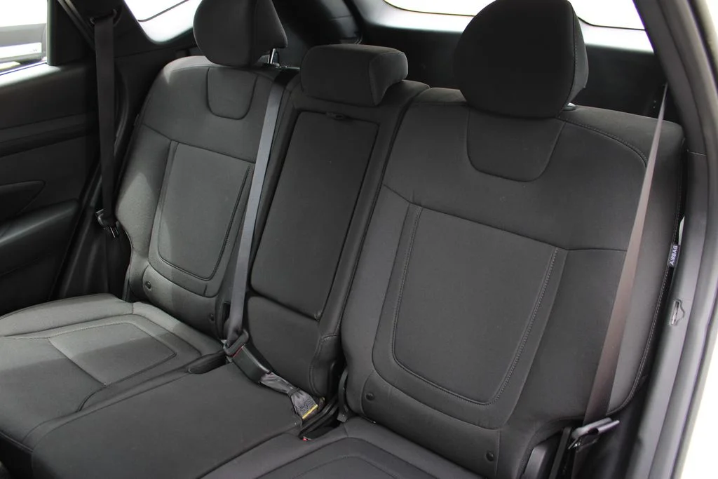 Used 2025 White Hyundai SE image 19