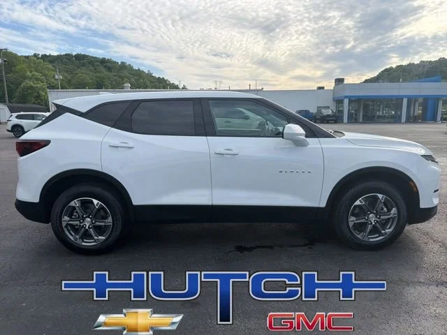 Used 2025 Summit White Chevrolet 2LT image 7