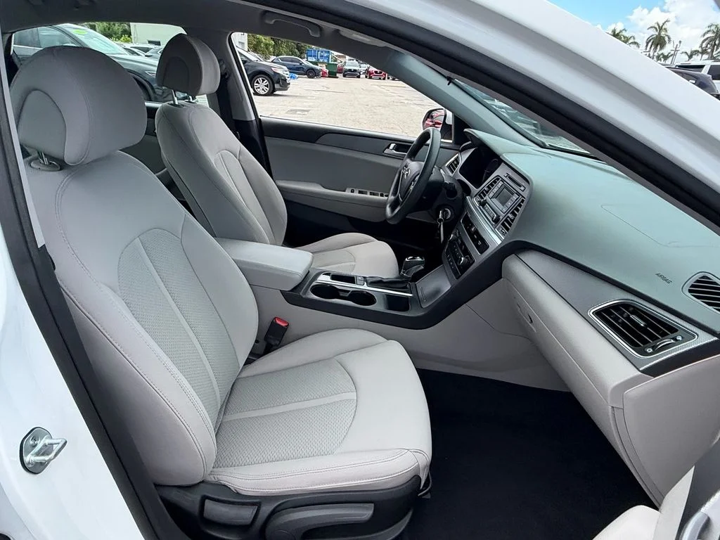 Used 2015 White Hyundai SE image 18