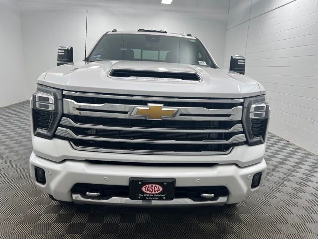 Used 2024 Beige Chevrolet High Country image 3