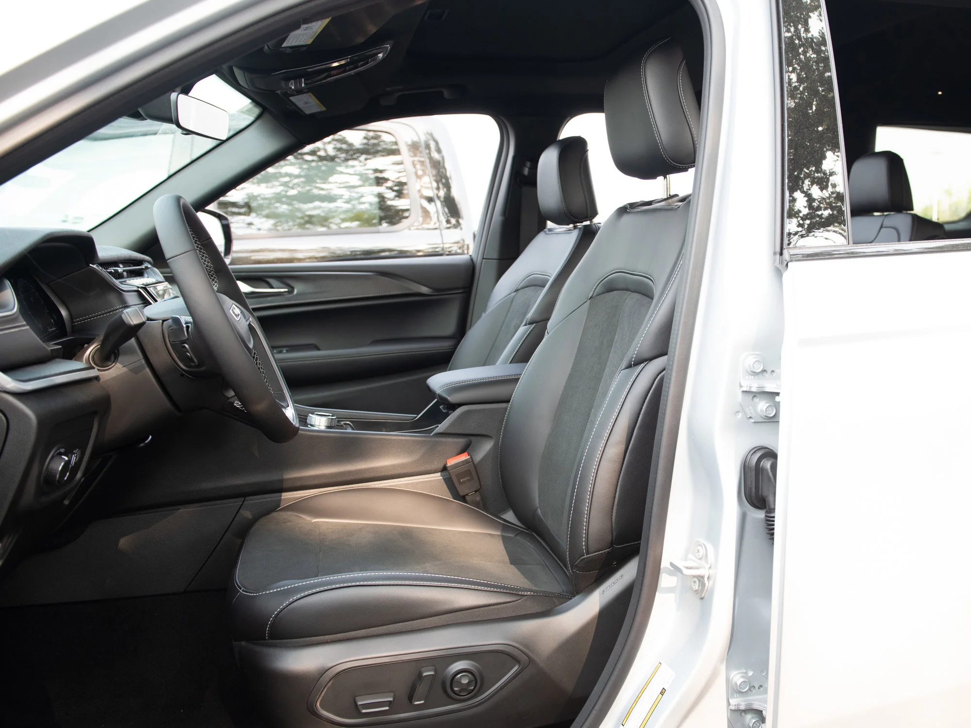 Used 2025 Silver Jeep Altitude* 4x4, Sunroof, Heated Leather, Remote Start image 19