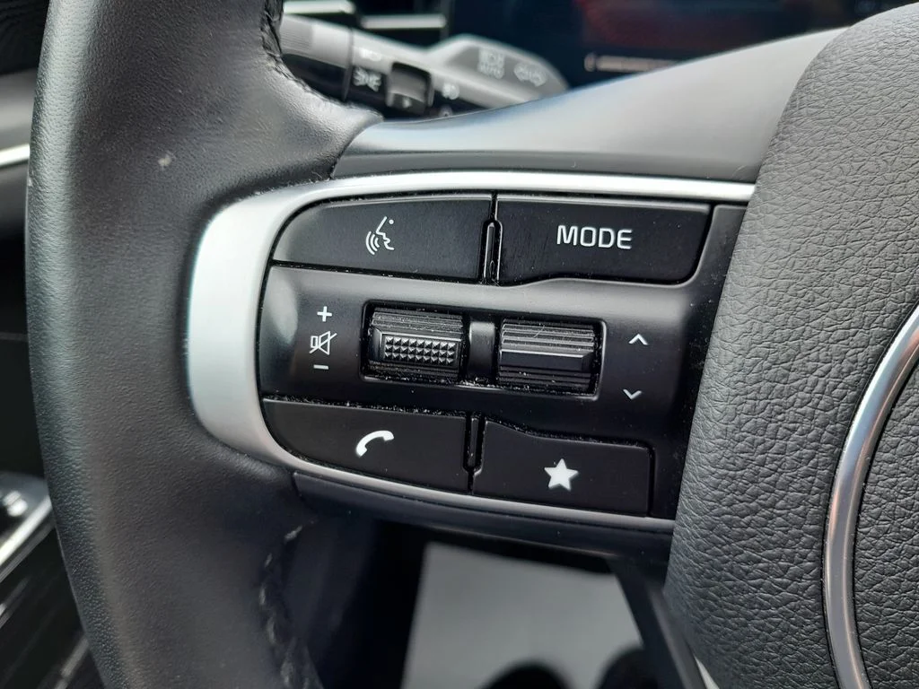 Used 2025 White Kia GT-Line image 14