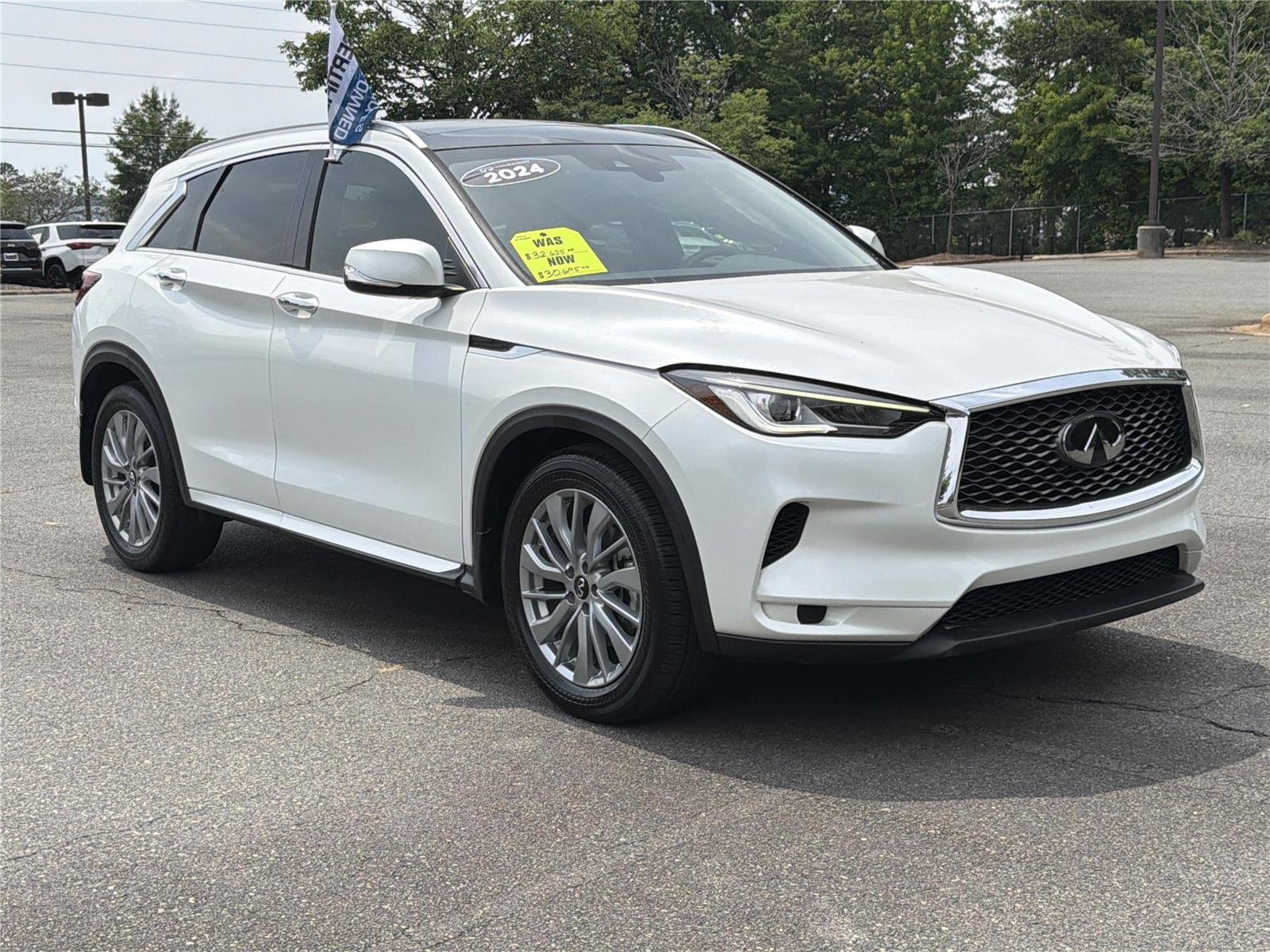 Used 2024 Radiant White INFINITI LUXE image 33