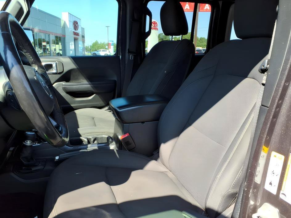 Used 2019 Granite Crystal Metallic Clearcoat Jeep Sport Altitude image 15