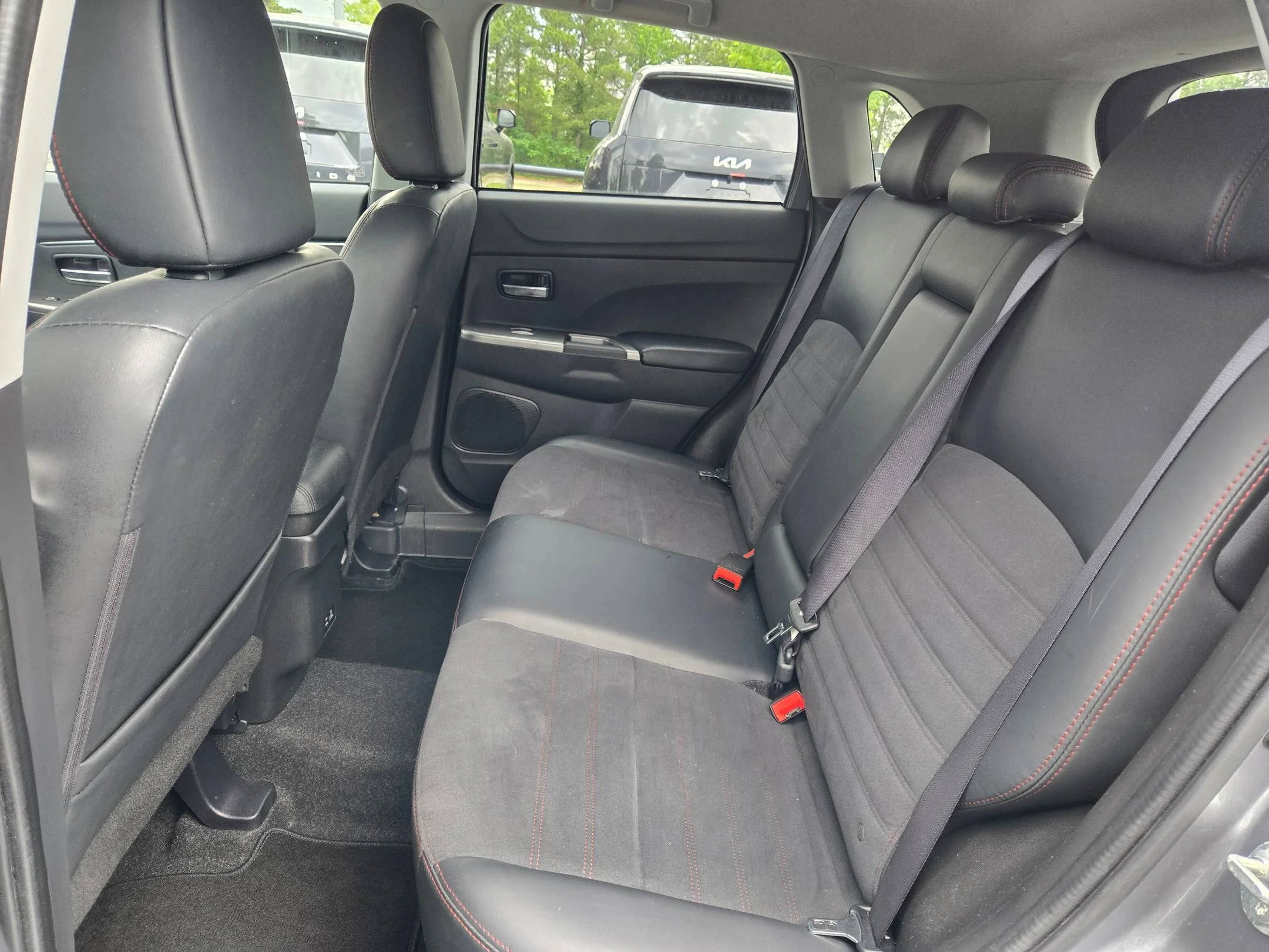 Used 2024  Mitsubishi SE image 31