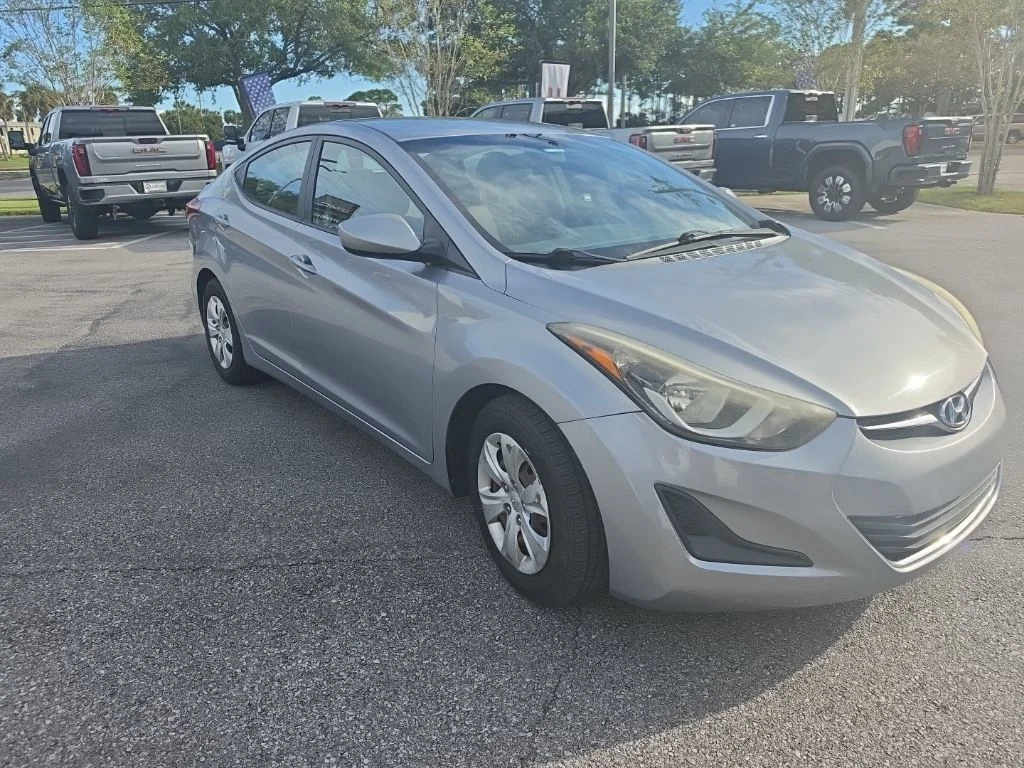 Used 2016 Gray Hyundai SE image 4