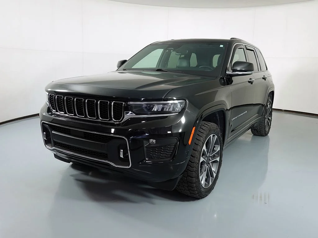 Certified Used 2022 Diamond Black Jeep Overland image 4