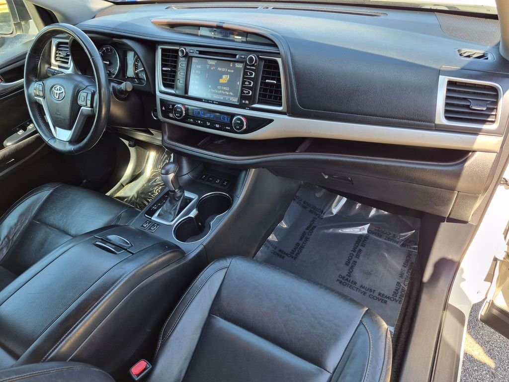 Used 2016 White Toyota XLE V6 image 35